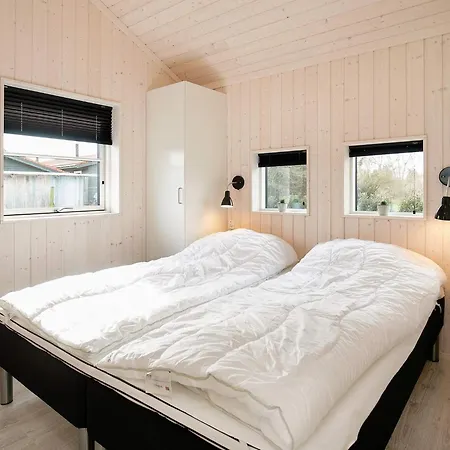 14 Person In Vaeggerlose Vakantiehuis Bøtø By