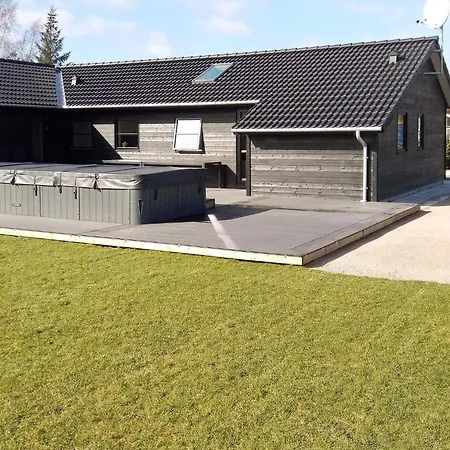 14 Person In Vaeggerlose