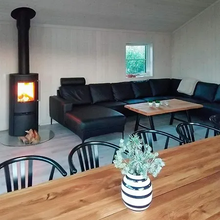 14 Person In Vaeggerlose Bøtø By